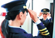 貌似李冰冰 俏空姐自費圓機師夢