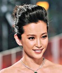 貌似李冰冰 俏空姐自費圓機師夢