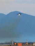 美 F15戰機班加西墜毀  利比亞民眾擁抱感謝兩機師
