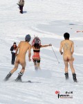 新疆天池出現裸體滑雪者 (18+)