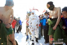 新疆天池出現裸體滑雪者 (18+)