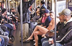 美女上街玩裸攝
