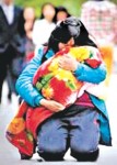 職業網絡炒手 策劃貧婦抱兒跪街