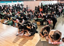 逾千人招聘會碰運氣