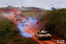 成都軍區96式坦克部隊上高原演練長途奔襲作戰