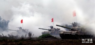 成都軍區96式坦克部隊上高原演練長途奔襲作戰