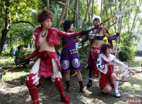 動漫Cosplay 爆乳裸胸鬥搶鏡